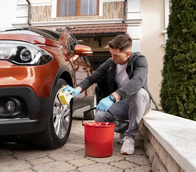 Lavage auto à domicile Saint-Martial-d'Albarède : professionnel intervenant sur un véhicule